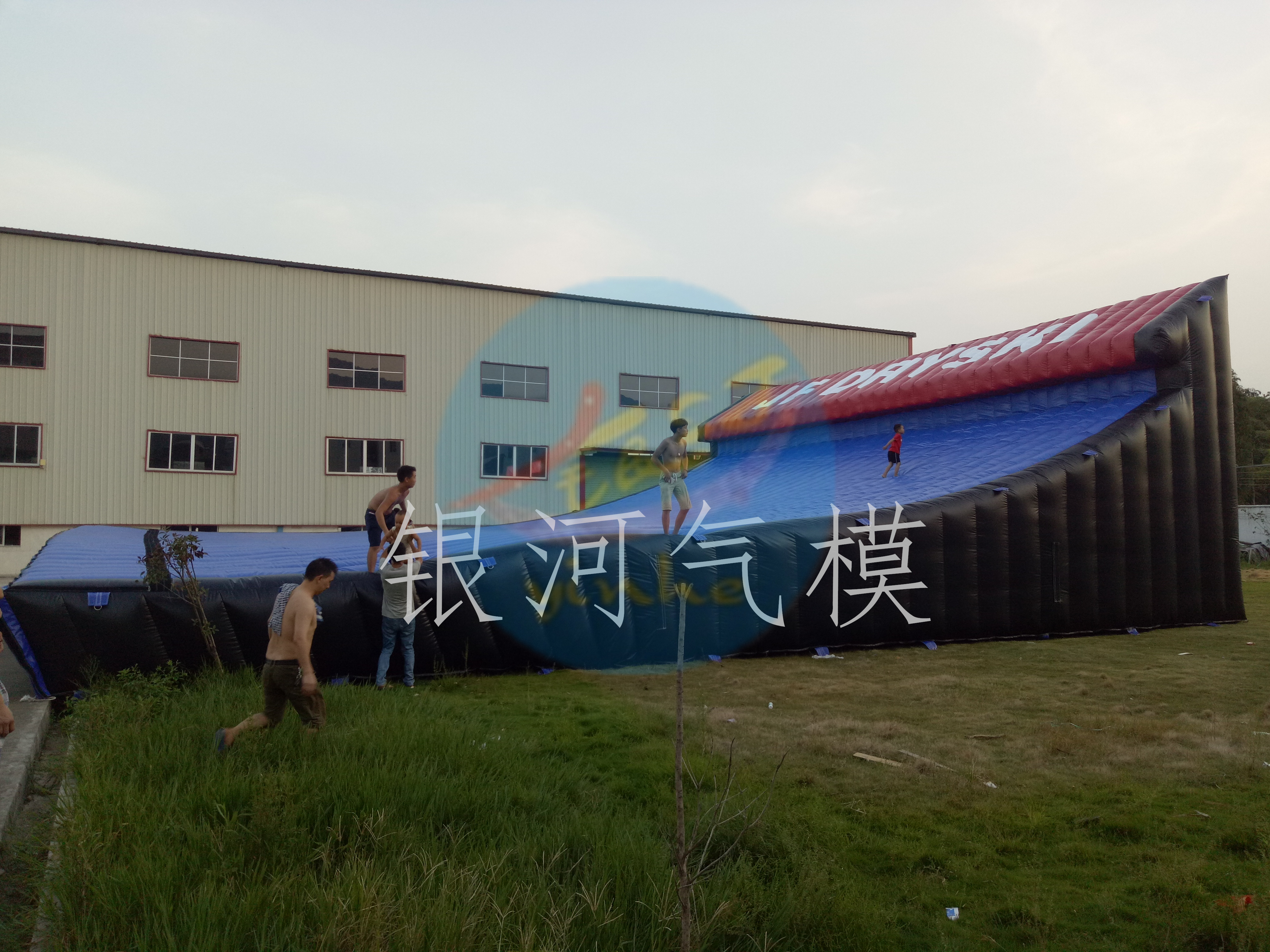 充气斜坡滑雪气垫户外极限运动自行车斜坡气垫训练防护气垫高空坠落防摔气垫